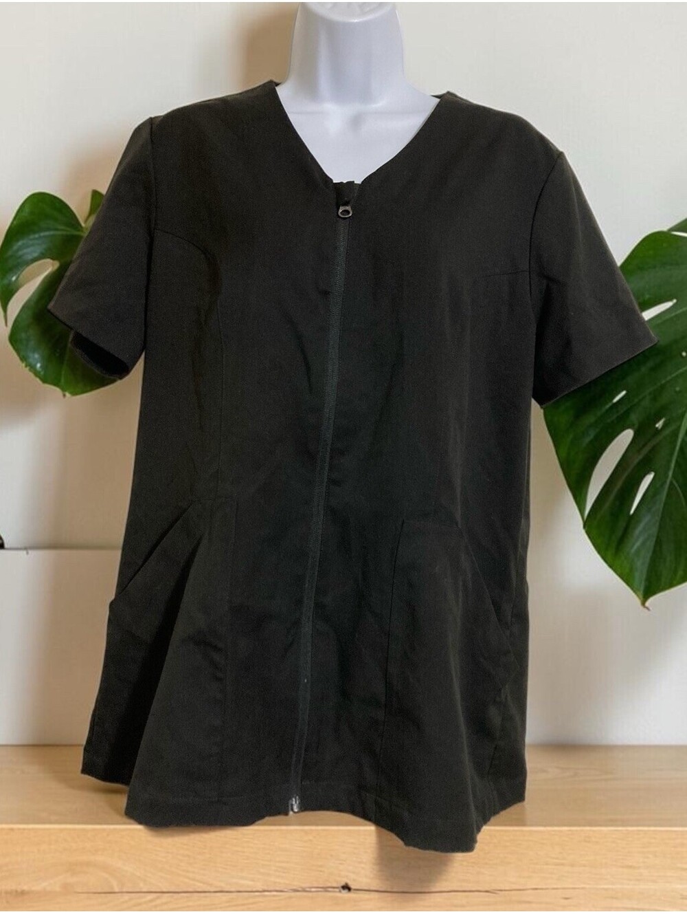 Women Edward’s Black Zip Front Polyester Scrub Top Sz M